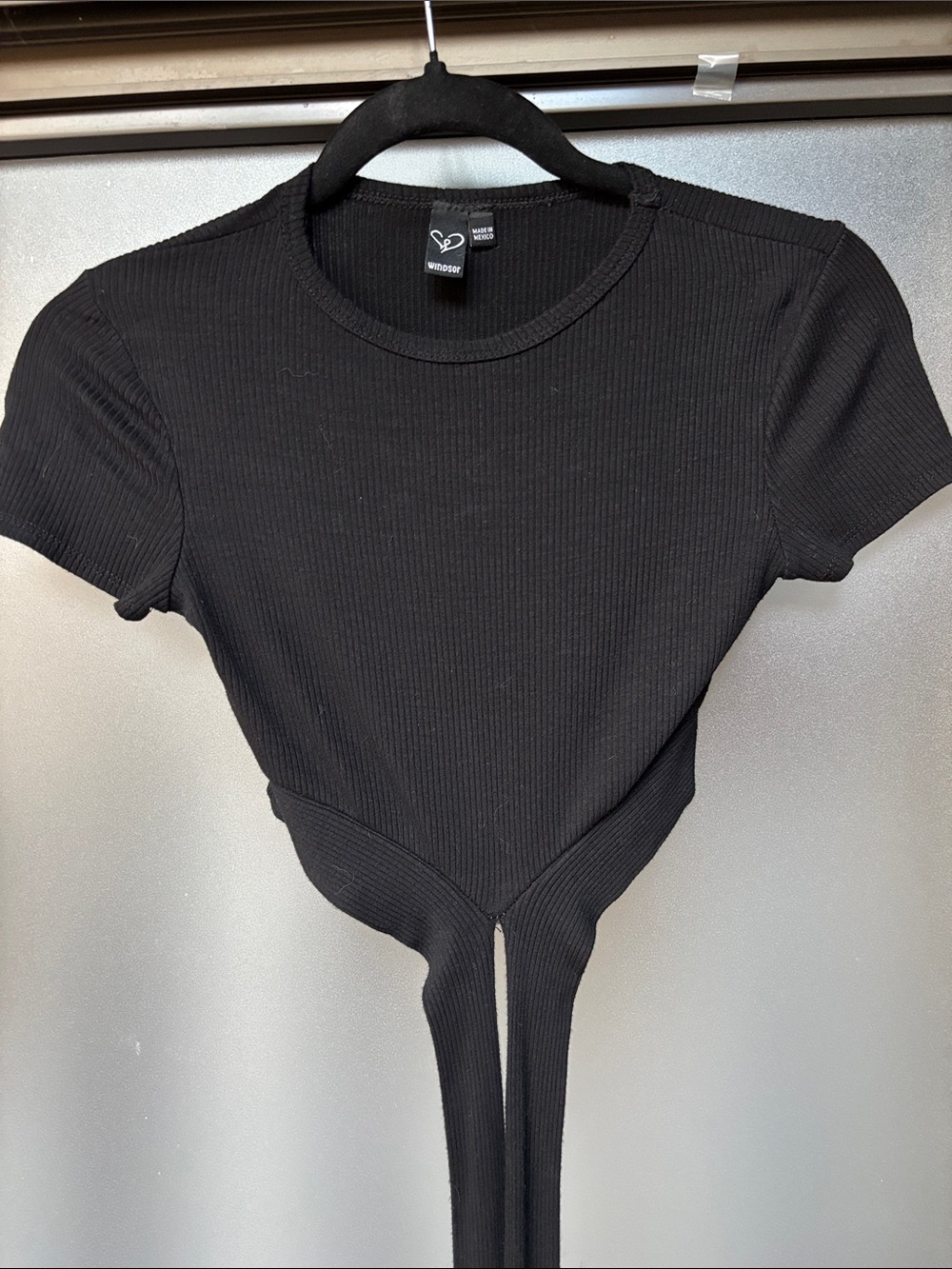 Windsor Black Ribbed Short Sleeve Tie-Front Crop Top- size